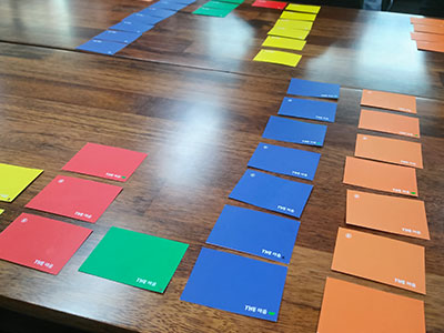 빨강 초록 노랑 파랑 주황색의 카드가 막대그래프 모양으로 놓여있다