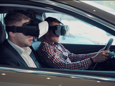 VR 헤드셋을 착용하고 자동차 주행 체험을 하는 사람들의 모습
